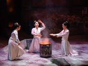 王嘉明 / Shakespeare's Wild Sisters Group×タニノクロウ / 庭劇団ペニノ「誠實浴池 せいじつよくじょう」兵庫公演より。（撮影：松原豊）