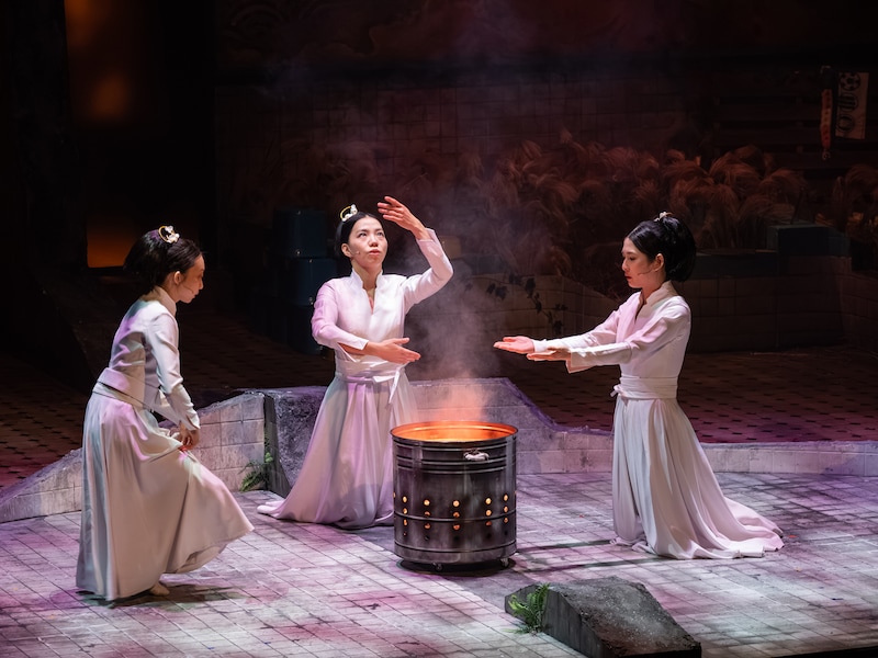 王嘉明 / Shakespeare's Wild Sisters Group×タニノクロウ / 庭劇団ペニノ「誠實浴池 せいじつよくじょう」兵庫公演より。（撮影：松原豊）