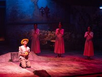 王嘉明 / Shakespeare's Wild Sisters Group×タニノクロウ / 庭劇団ペニノ「誠實浴池 せいじつよくじょう」兵庫公演より。（撮影：松原豊）