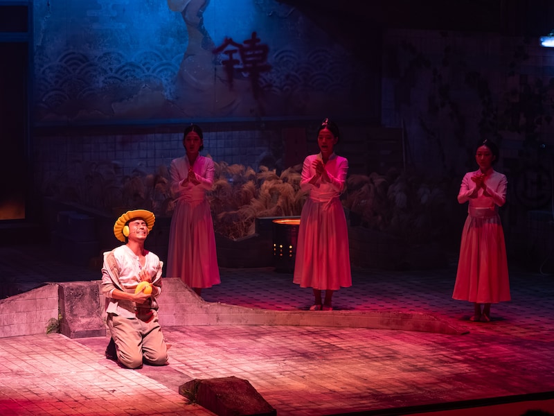 王嘉明 / Shakespeare's Wild Sisters Group×タニノクロウ / 庭劇団ペニノ「誠實浴池 せいじつよくじょう」兵庫公演より。（撮影：松原豊）