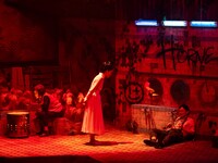 王嘉明 / Shakespeare's Wild Sisters Group×タニノクロウ / 庭劇団ペニノ「誠實浴池 せいじつよくじょう」兵庫公演より。（撮影：松原豊）