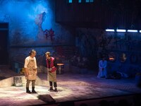 王嘉明 / Shakespeare's Wild Sisters Group×タニノクロウ / 庭劇団ペニノ「誠實浴池 せいじつよくじょう」兵庫公演より。（撮影：松原豊）