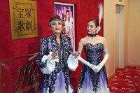 左から鳳月杏、天紫珠李。