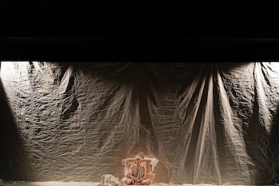 舞台芸術祭「秋の隕石2025東京」 芸劇オータムセレクション 佐々木蔵之介ひとり芝居「ヨナ-Jonah」より。（撮影：田中亜紀）