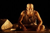 舞台芸術祭「秋の隕石2025東京」 芸劇オータムセレクション 佐々木蔵之介ひとり芝居「ヨナ-Jonah」より。（撮影：田中亜紀）