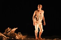 舞台芸術祭「秋の隕石2025東京」 芸劇オータムセレクション 佐々木蔵之介ひとり芝居「ヨナ-Jonah」より。（撮影：田中亜紀）