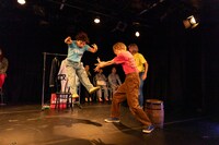 「ウイング再演大博覧會2025参加作品 コトリ会議の小ラボ5回め『新幹線も弾く毛布と愛おしい明け方～空からモグラの穴まで空虚』『小鳥。名前はコネリ。』『あたたたかな北上』3本立て」より。