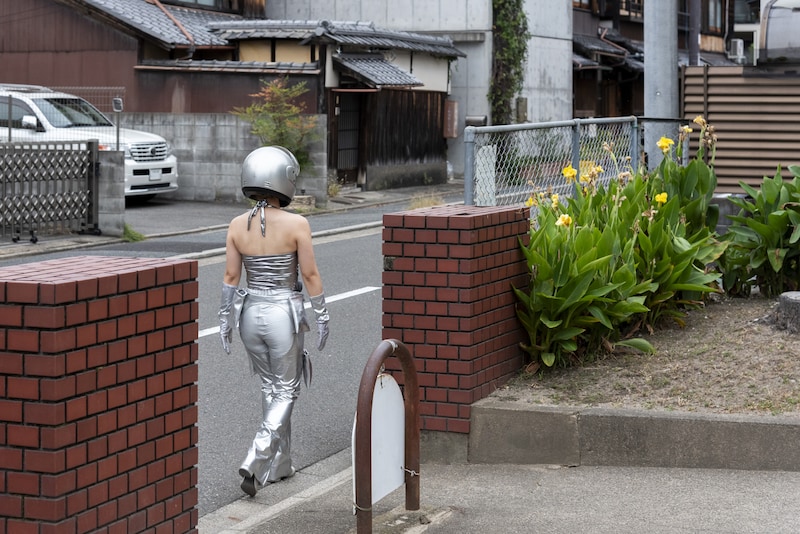 中間アヤカ「Hello, I'm Your New Neighbor./こんにちは、今日からお隣さんです。<翔んで京都編>」の様子。(撮影:岡はるか、提供:KYOTO EXPERIMENT)