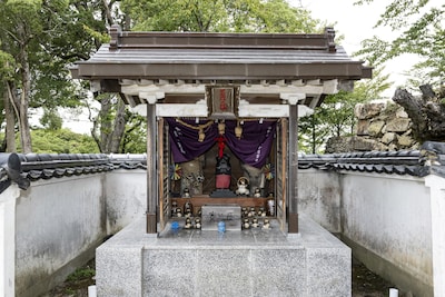 藤山寛美が寄進した柴右衛門狸の祠。