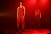 赤坂芸術祭2025「血は立ったまま眠っている」より。