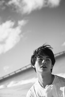 「前田拳太郎カレンダー2026.04-2027.03」より。©KADOKAWA（撮影：神藤剛）