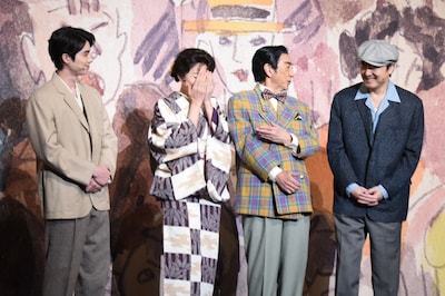 自身の発言に照れて顔を覆う松雪泰子（左から2番目）。