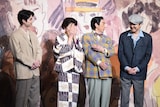 自身の発言に照れて顔を覆う松雪泰子(左から2番目)。