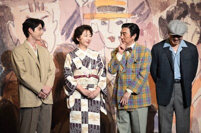 本田響矢（左）が見どころを詳しく言おうとし、市村正親（右から2番目）が内緒にするよう合図する様子。