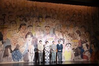 囲み取材より。左から本田響矢、松雪泰子、市村正親、豊原功補。