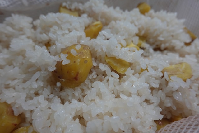秋の味覚、栗。今年は栗おこわにしました。冷めて美味しい。