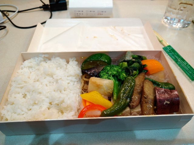 楽屋弁当。やさしい制作さんがベジ対応してくれて感謝。