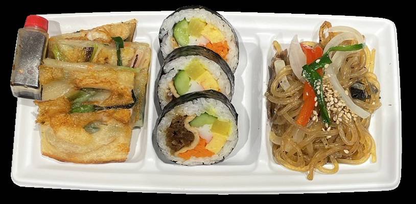 日韓国交正常化60周年記念公演「焼肉ドラゴン」会場で販売される、妻家房の「韓国定番お惣菜3点盛合わせ」（キンパ、チヂミ、チャプチェ）のイメージ。