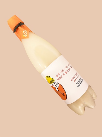 White Monday×新国立劇場「焼肉ドラゴン」国産クラフト生マッコリ 720mのイメージ。