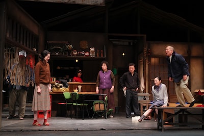 日韓国交正常化60周年記念公演「焼肉ドラゴン」より。（撮影：宮川舞子）