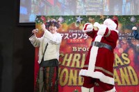 サンタクロースから振付を教わる増田貴久（左）。