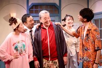 ばぶれるりぐる 第6回公演「なるべく大きな水槽を」より。（撮影：明田川志保）