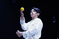 ⾔式「んもれ」より。（撮影：佐藤薫）©️言式