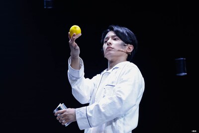 ⾔式「んもれ」より。（撮影：佐藤薫）©️言式