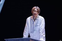 ⾔式「んもれ」より。（撮影：佐藤薫）©️言式