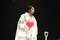 ⾔式「んもれ」より。（撮影：佐藤薫）©️言式