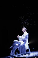 ⾔式「んもれ」より。（撮影：佐藤薫）©️言式