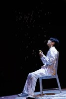 ⾔式「んもれ」より。（撮影：佐藤薫）©️言式