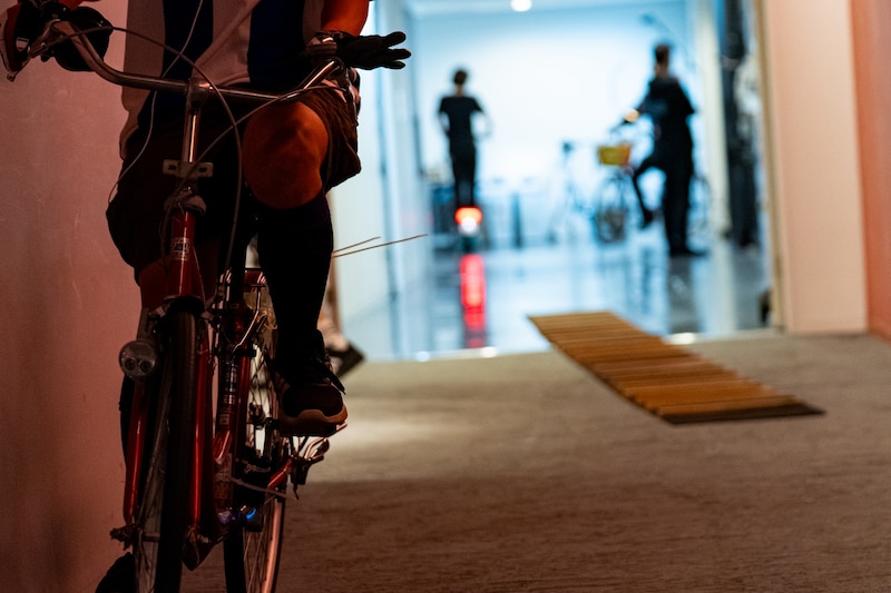 荒木優光「ノー・ボンチ（ファストリサーチスクラッピング）」より。（撮影：松見拓也 / 提供：KYOTO EXPERIMENT）