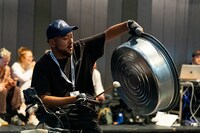 荒木優光「ノー・ボンチ（ファストリサーチスクラッピング）」より。（撮影：松見拓也 / 提供：KYOTO EXPERIMENT）