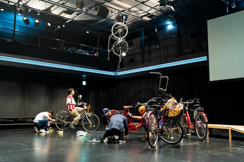 荒木優光「ノー・ボンチ（ファストリサーチスクラッピング）」より。（撮影：松見拓也 / 提供：KYOTO EXPERIMENT）