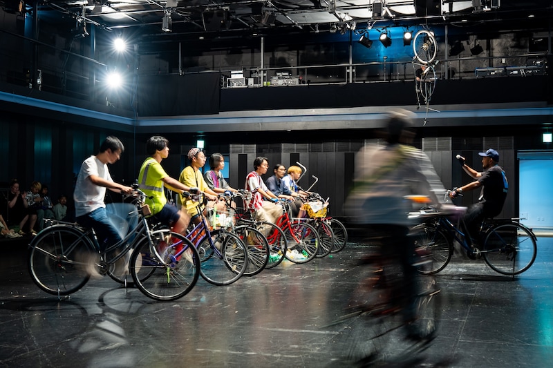 荒木優光「ノー・ボンチ（ファストリサーチスクラッピング）」より。（撮影：松見拓也 / 提供：KYOTO EXPERIMENT）