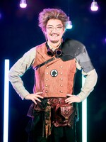 柳瀬大輔扮する時計じいさん