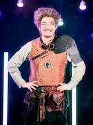 柳瀬大輔扮する時計じいさん。