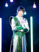 志村玲於扮するアズリ。