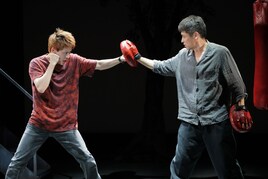 栗山民也が「慰霊と未来への眼差しで」届ける、佐藤隆太・牧島輝らの「明日を落としても」開幕