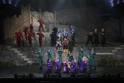 「ミュージカル『忍たま乱太郎』第15弾 再演 走れ四年生！ 戦え六年生！～閻魔岳を駆け抜けろ～」より。（撮影：遠山高広）