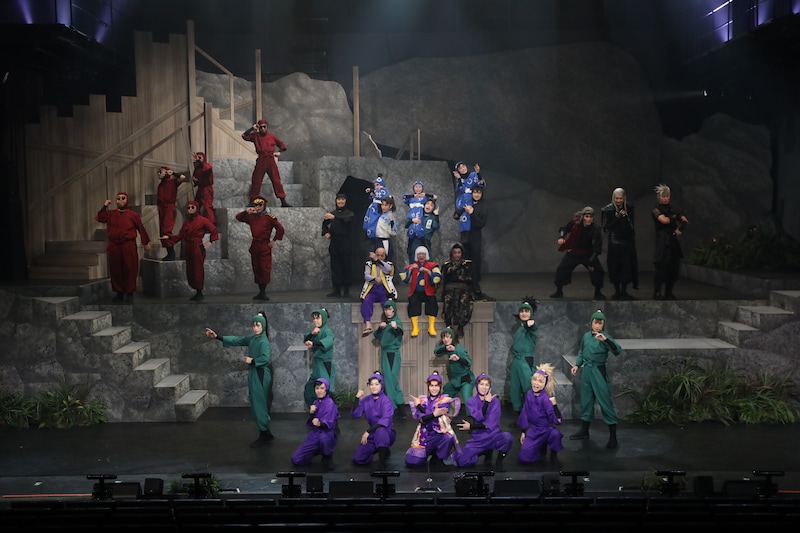 「ミュージカル『忍たま乱太郎』第15弾 再演 走れ四年生! 戦え六年生!~閻魔岳を駆け抜けろ~」より。(撮影:遠山高広)