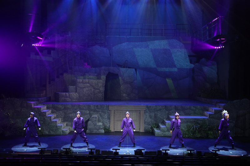 「ミュージカル『忍たま乱太郎』第15弾 再演 走れ四年生! 戦え六年生!~閻魔岳を駆け抜けろ~」より。(撮影:遠山高広)