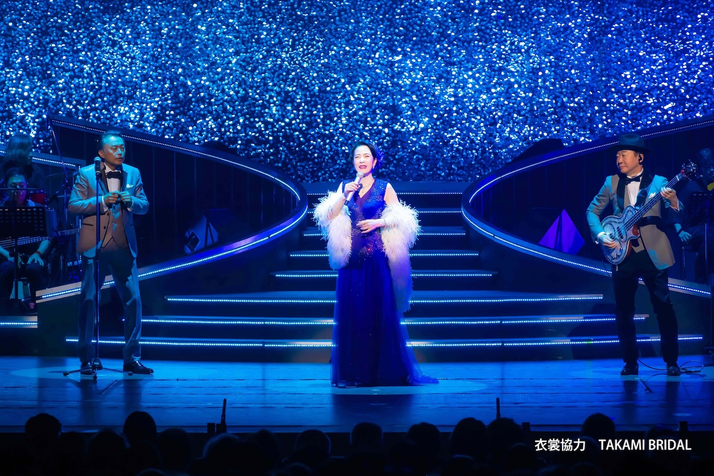 「坂本冬美特別公演」より。（撮影：河上良）
