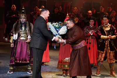 花束を贈呈する白鵬翔（左）。