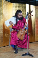 日本モンゴル友好記念事業「モンゴル・ハーン Japan Tour 2025」初日公演後に行われたレセプションで、モンゴルの伝統楽器の演奏が行われた。