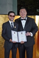 左から浅野忠信、白鵬翔。