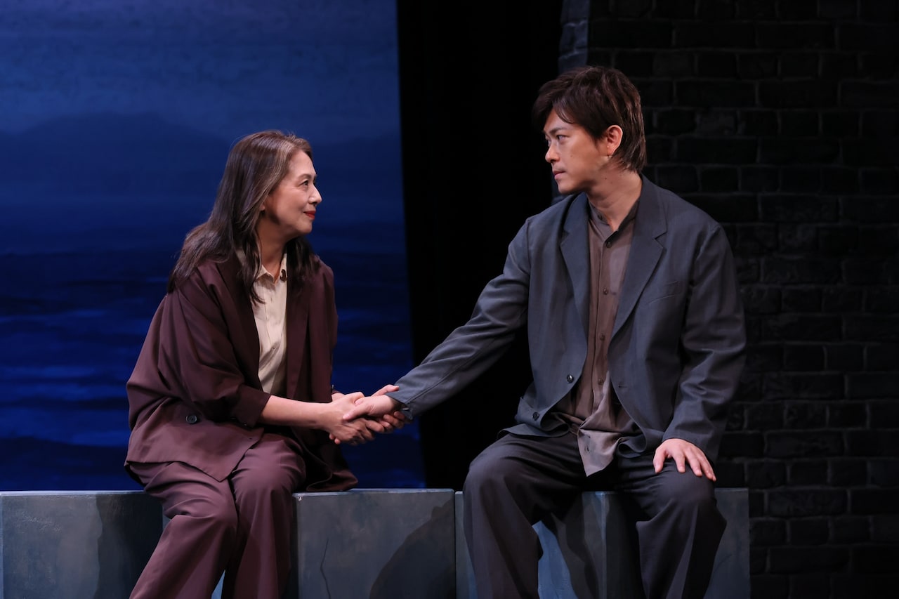 岩松了が“具体的な美術ではなく抽象に挑戦した”「私を探さないで」幕開け