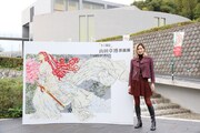 兵庫・姫路文学館で開催中の特別展 「『十二国記』山田章博原画展」を訪れた柚香光。（撮影：井川由香）