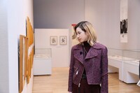 兵庫・姫路文学館で開催中の特別展 「『十二国記』山田章博原画展」を訪れた柚香光。（撮影：井川由香）